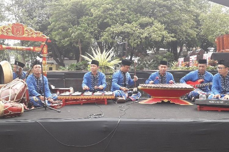 Hiburan mulai dari gambang kromong, ondel-ondel dan marching band siap menyambut selebrasi Persija atas kemenangan Liga 1 Indonesia musim 2018 di Balai Kota, Jalan Medan Merdeka Selatan pada Sabtu (15/12/2018).