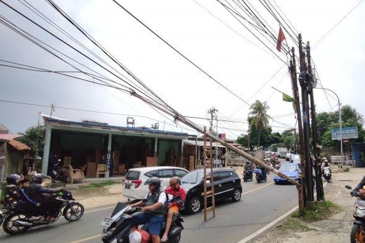 Tiang listrik nyaris roboh di Jalan Raya Mochtar, Sawangan, Kota Depok. 