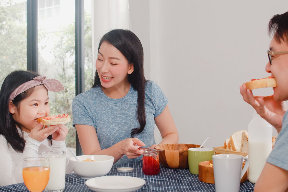 Mengajak anak untuk makan bersama bisa menjadi salah satu cara meningkatkan nafsu makan anak secara alami.