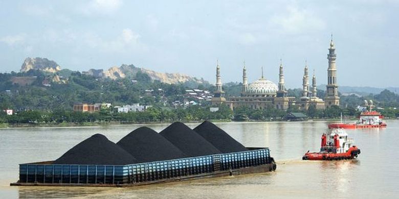 Kapal tongkang pengangkut batu bara melintas di Sungai Mahakam, Samarinda, Kaltim. Provinsi ini menggantungkan sebagian pendapatan daerahnya pada aktivitas pertambangan batu bara. 