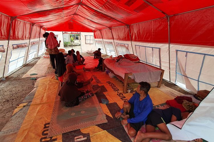 keluarga Wakiman tinggal ditenda darurat di Kuwon Tengah, Pacarejo, Semanu, Gunungkidul 