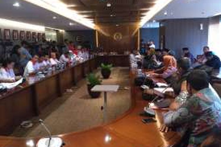 Para tersangka kasus dugaan makar dan pengacara dari ACTA beraudiensi kepada pimpinan DPR, Jakarta, Selasa (10/1/2017)