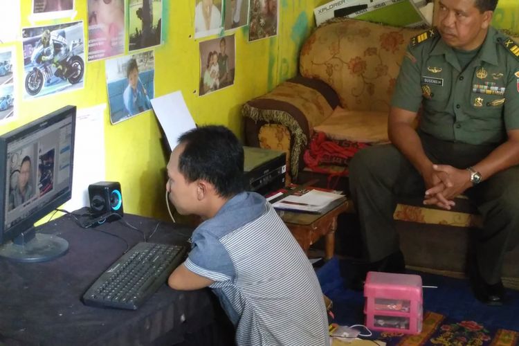 Stefanus Firman Santoso (24) , warga Dusun Gondang, Desa Jogoyitnan, Kecamatan Wonosobo, Kabupaten Wonosobo, Jawa Tengah, memperlihatkan kemampuannya mengolah foto dan gambar pada komputer meski tanpa dua tangan, Kamis (13/4/2017).