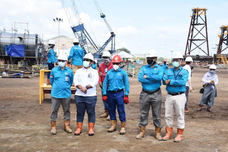 Kajaran komisaris dan manajemen PGN SAKA serta pemangku kepentingan terkait di Fabrikasi Gunanusa Banten dan disaksikan secara daring oleh pejabat Satuan Kerja Khusus (SKK) Migas dan Direktorat Jenderal Migas menghadiri seremonial pelaksanaan Load Out Topside Platform Sidayu, Jumat (13/11/2020).
