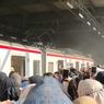 KRL Berasap di Stasiun Tanjung Barat Jumat Pagi, Penumpang Panik Keluar Gerbong