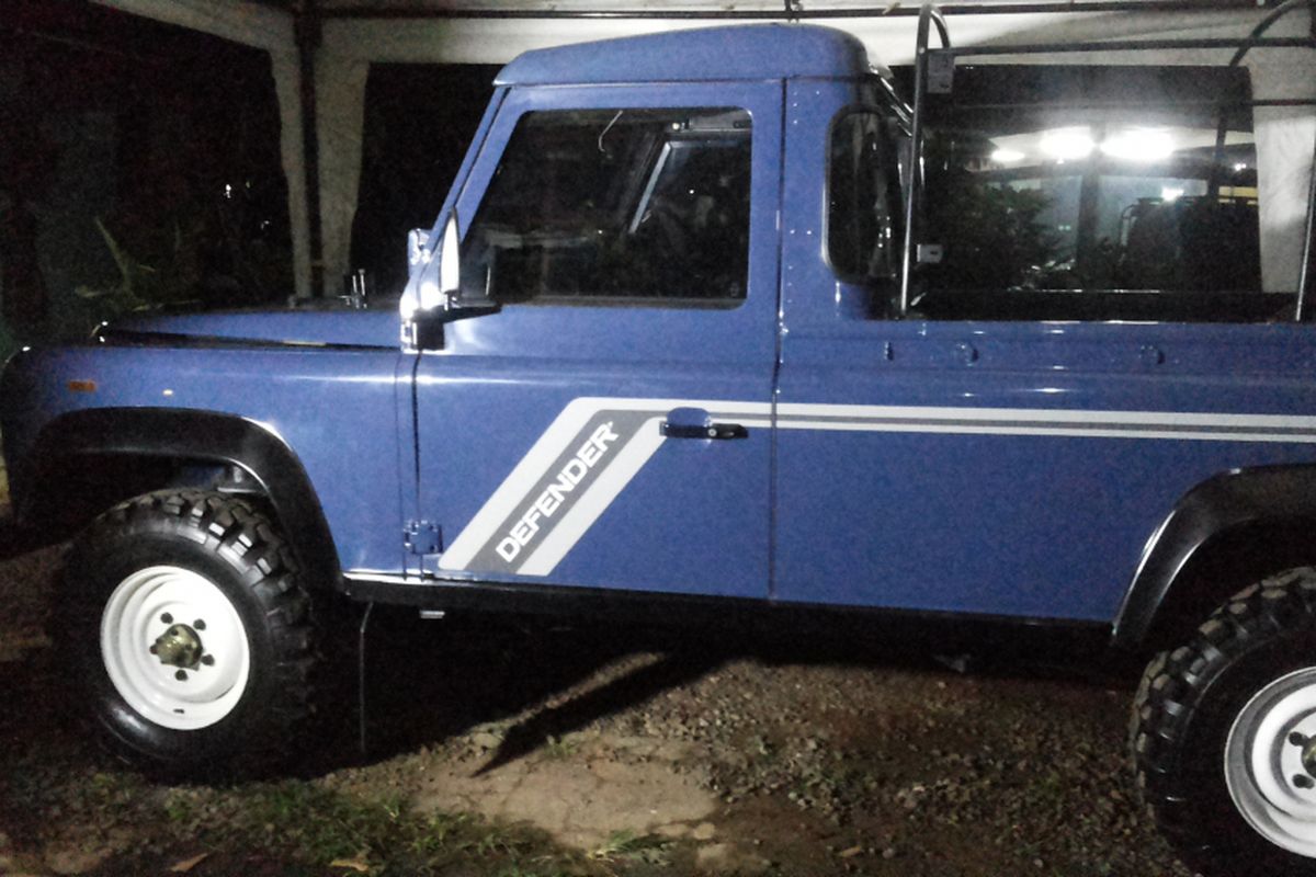 Inilah penampakan mobil Land Rover Defender 110 County yang sempat dinaiki Presiden Joko Widodo. Kendaraan ini merupakan mobil produksi lama yang kemudian diperbaiki hingga akhirnya dapat digunakan saat peresmian Tol Becakayu.