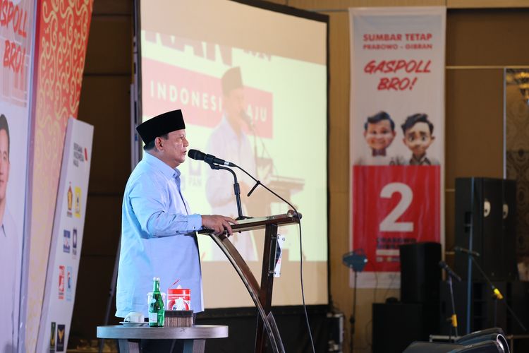 Capres nomor urut dua Prabowo Subitanto saat menghadiri Konsolidasi Tim Kampanye Daerah (TKD) Sumatera Barat di Padang, Sumatera Barat, Sabtu (9/12/2023).