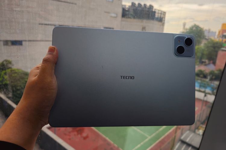 Tampilan punggung tablet Tecno Megapad SE.
