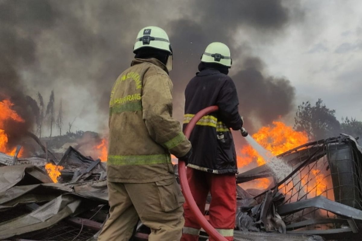 Kapolres Tangsel AKBP Sarly Sollu menyebutkan bahwa penyebab kebakaran yang melanda Pabrik Tiner di Curug Tangerang Akibat Kelalaian 