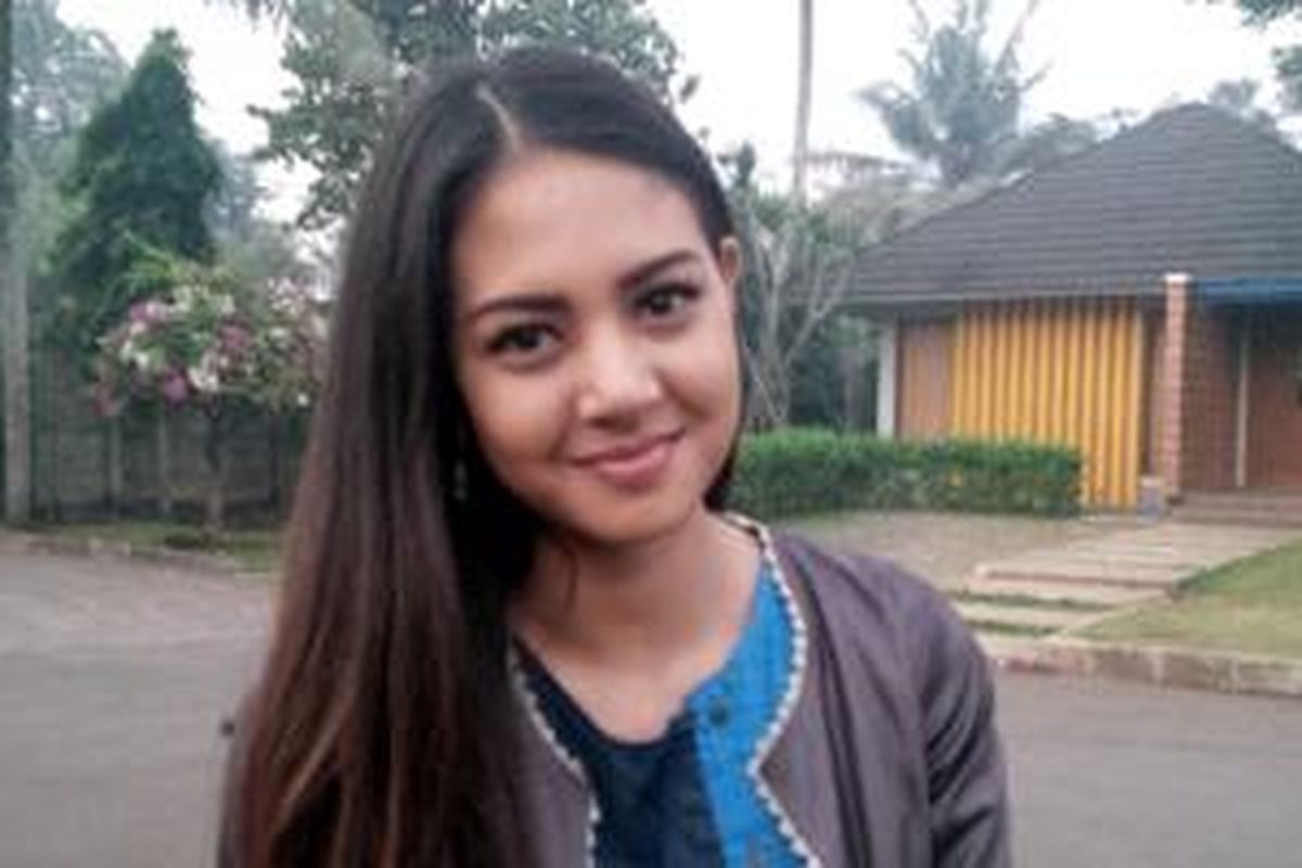 Artis peran Aurelie Moeremans diabadikan di sela shooting sinetron seri Cinta di Langit Taj Mahal, di Studio Persari, Ciganjur, Jakarta Selatan, Kamis (23/7/2015).