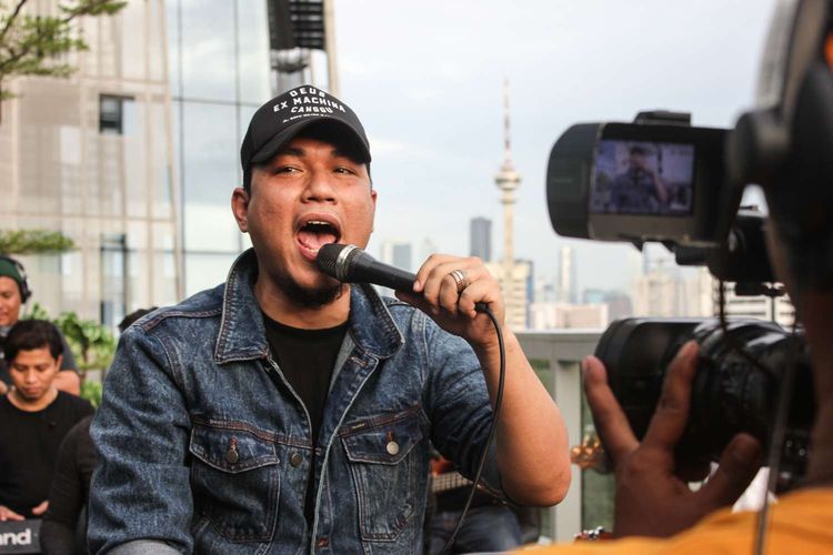 Band Armada tampil di acara Rooftop Gigs di Menara Kompas, Palmerah, Jakarta Pusat, Selasa (25/2/2020). Rizal Armada selaku vokalis band Armada menyanyikan lagu Awas Jatuh Cinta