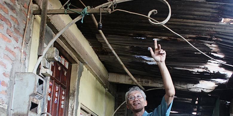 Tjahjono Rahardjo, dosen Universitas Katolik Soegijapranata, Semarang, yang juga anggota komunitas pencinta kereta api Indonesian Railway Preservation Society Korwil Semarang, Kamis (20/2/2014), menunjukkan konsol besi yang merupakan jejak Stasiun Samarang. Stasiun yang dibangun pada 1864 itu adalah stasiun kereta api pertama di Indonesia. 