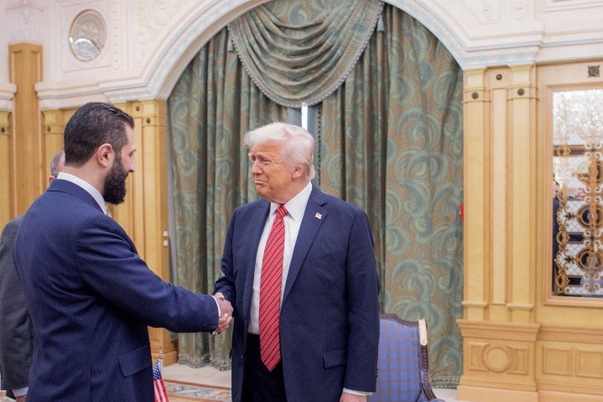 Gambar yang disediakan oleh Kerajaan Saudi menunjukkan Presiden AS Donald Trump berjabat tangan dengan Presiden sementara Suriah Ahmed Al-Sharaa di Riyadh pada 14 Mei 2025.
