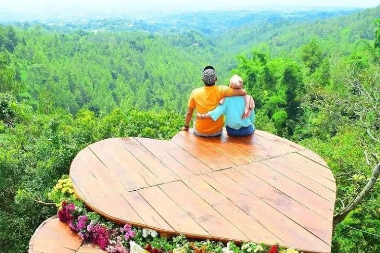 Pasangan berfoto di Batu Flower Garden.