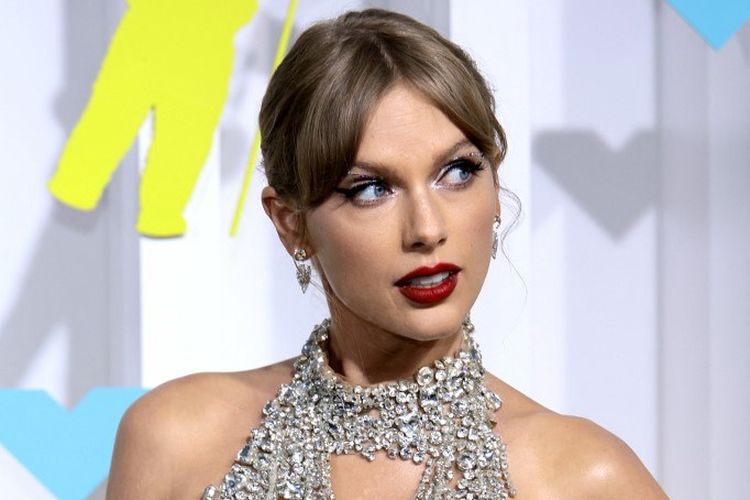 NEWARK, NEW JERSEY - AUGUST 28: Taylor Swift attends the 2022 MTV VMAs at Prudential Center on August 28, 2022 in Newark, New Jersey.   Dimitrios Kambouris/Getty Images for MTV/Paramount Global/AFP (Photo by Dimitrios Kambouris / GETTY IMAGES NORTH AMERICA / Getty Images via AFP)