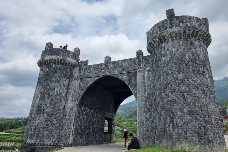 Gapura Berbentuk Benteng atau Kastel di Negeri Khayangan, Magelang.