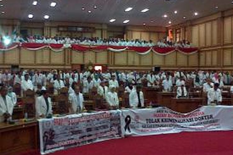 Ratusan dokter di Kendari berdoa untuk pembebasan tiga dokter yang tengah menjalani vonis MA. Mereka berunjukrasa di gedung DPRD dan kantor Kejaksaan Tinggi Sulawesi Tenggara,menolak kriminalisasi tiga dokter 