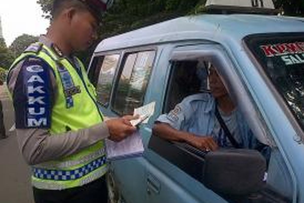 Direktorat Lalu Lintas Polda Metro Jaya menggelar razia penertiban kendaraan umum di Jalan Senen Raya, Jakarta Pusat, Senin (10/2/2014). Puluhan angkutan umum tidak layak beroperasi terjaring dalam razia itu.