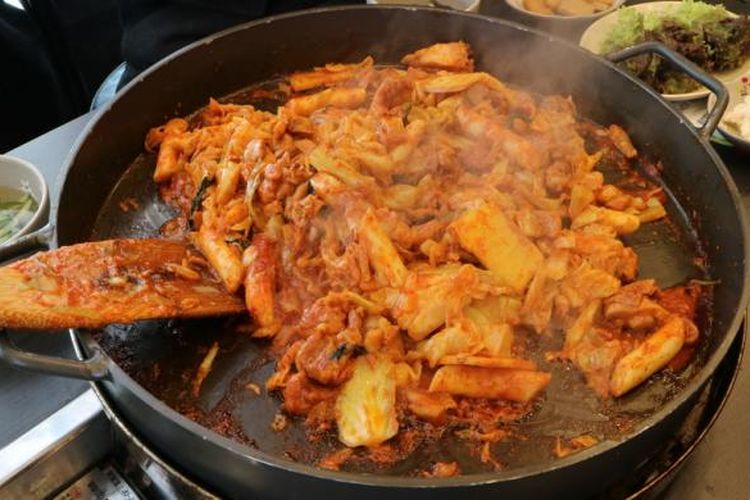 Ayam masak saus pedas yang dimasak di atas penggorengan besar. Setelah habis, biasanya Dak Galbi dioseng dengan nasi sehingga menjadi nasi goreng pedas. 