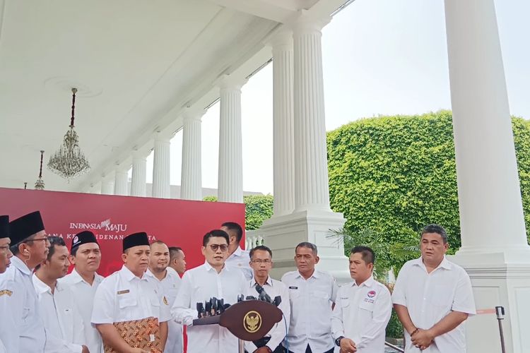Penasehat Persatuan Perangkat Desa Indonesia (PPDI) Muhammad Asri Anas beserta jajaran pengurus PPDI usai bertemu Presiden Joko Widodo di Istana Kepresidenan, Jakarta, Rabu (8/11/2023).