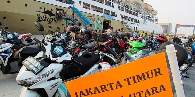 Ribuan pemudik balik ke Jakarta menggunakan KM Dobonsolo gratis yang berlayar dari Semarang, Jawa Tengah, Rabu (22/7). Tahun ini, pemerintah mengangkut sekitar 9.000 orang dengan kapal gratis.