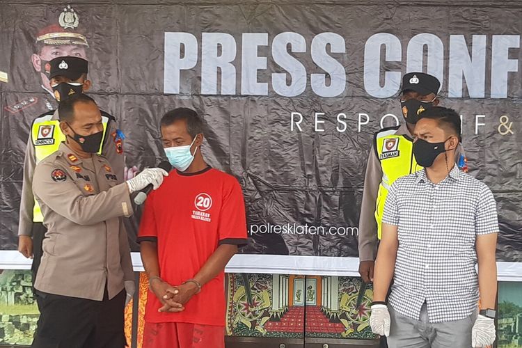 BS (43), pelaku dugaan tindak pidana persetubuhan dimintai keterangan di Mapolres Klaten, Jawa Tengah, Kamis (2/12/2021).