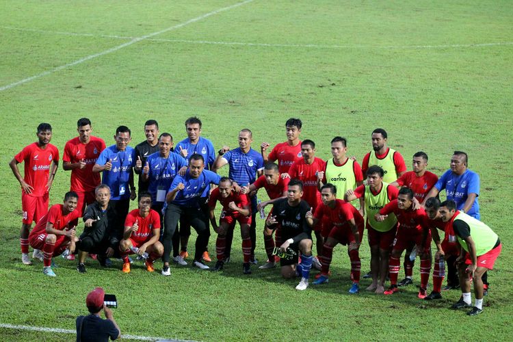 Seusai pertandingan terakhir penyisihan Grup B Piala Gubernur Jatim 2020, Sabah FA foto bersama di Stadion Kanjuruhan Malang, Jawa Timur, Sabtu (15/02/2020) sore.