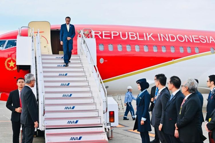 Presiden Joko Widodo saat tiba di Bandara Internasional Haneda, Tokyo, Jepang, pada Sabtu (16/12/2023) sekitar pukul 15.00 waktu setempat atau 13.00 WIB.