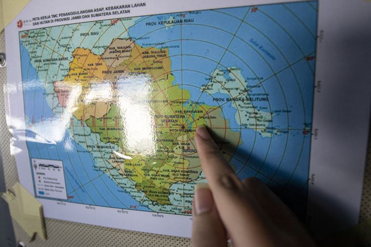 Petugas membaca peta operasi TMC di wilayah Sumatera Selatan dan Jambi