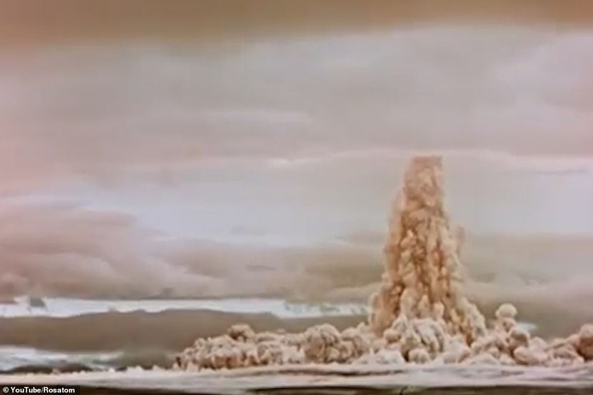 Gambar yang dirilis oleh Rosatom, badan nuklir Rusia, memperlihatkan awan yang tercipta dari ledakan Bom Tsar, bom hidrogen yang menghasilkan ledakan nuklir terbesar di dunia, pada 30 Oktober 1961.