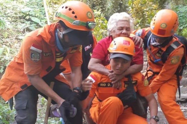 Tim SAR saat mengevakuasi seorang warga yang terdampak erupsi Gunung Karangetang, di Kabupaten Kepulauan Sitaro, Sulawesi Utara, Rabu (6/2/2019).