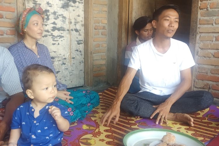 Melissa (baju biru) dan suaminya Indra (baju putih) di rumah mertua