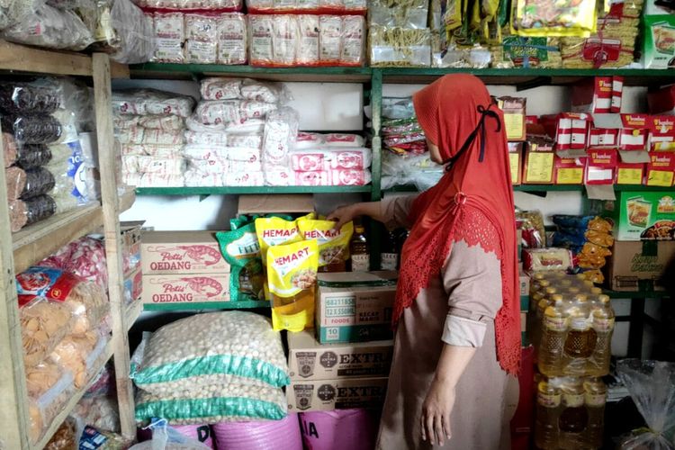 Pedagang sembako di Pasar Legi Kota Blitar merapikan dagangannya, Jumat (21/1/2022)