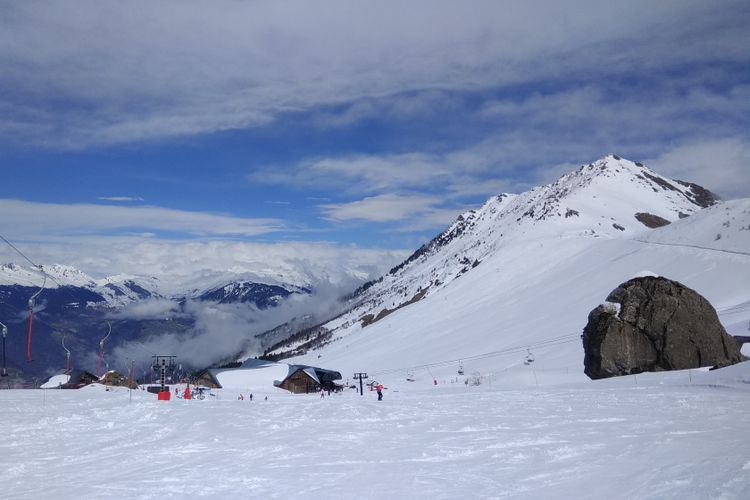 Pemandangan Pegunungan Alpen dilihat dari Les Avanchers, Valmorel, Perancis, Rabu (11/4/2018). Pegunungan Alpen merupakan salah satu tujuan wisatawan dari berbagai belahan dunia untuk bermain ski.