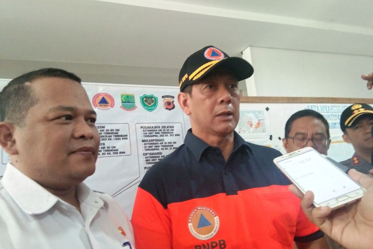 Kepala BNPB Doni Monardo (tengah)