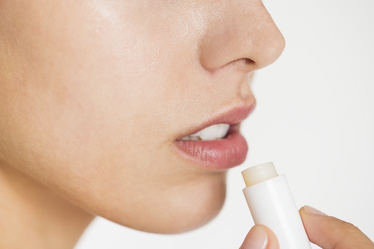 5 Kandungan Lip Balm yang Harus Dihindari agar Bibir Tak Kering