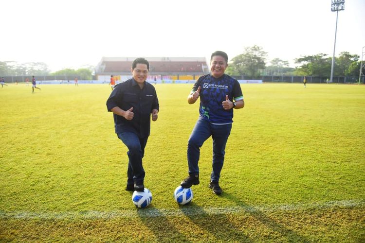Gubernur Sumatera Selatan (Sumsel) Herman Deru bersama Ketua Persatuan Sepakbola Seluruh Indonesia (PSSI) Erick Tohir di Lapangan Atletik Jakabaring Sport City (JSC) Palembang, Jumat (14/7/2023).