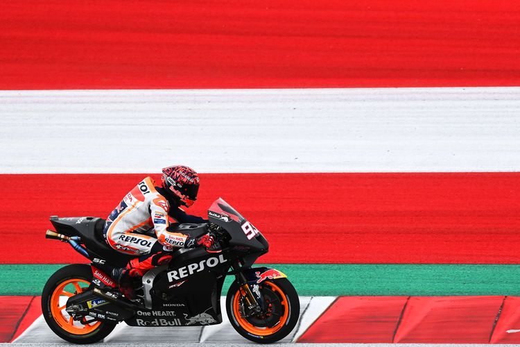 Pembalap Repsol Honda Team MotoGP Marc Marquez memacu sepeda motornya pada hari pertama tes pramusim MotoGP 2022 di Pertamina Mandalika International Street Circuit, Lombok Tengah, NTB, Jumat (11/2/2022). Sesi tes pramusim di sirkuit Mandalika tersebut akan berlangsung hingga Minggu (13/2/2022).