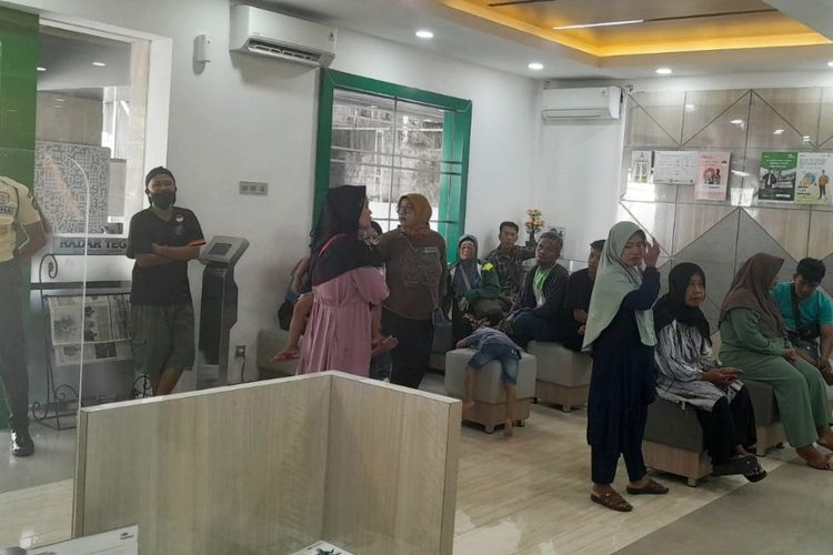 Sepekan lebih setelah Lebaran, kantor Pegadaian di Kabupaten Brebes, Jawa Tengah, mulai ramai  didatangi warga, Kamis (18/4/2024). 
