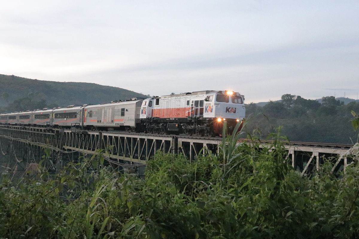 Ilustrasi kereta api . KA Argo Wilis relasi Bandung - Surabaya Gubeng PP akan berhenti di Stasiun Ciamis mulai 15 Juli 2025.