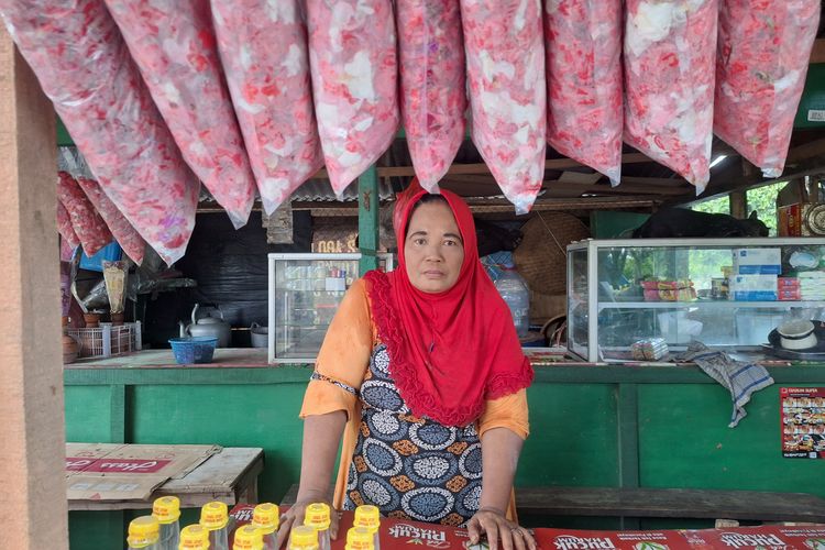 Umi pedagang bunga di TPU Semper, Clincing, Jakarta Utara, Senin (4/3/2024).