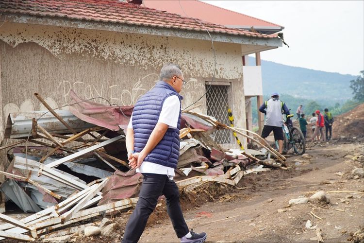 Ketua Umum Partai Amanat Nasional (PAN) Zulkifli Hasan (Zulhas) mengunjungi wilayah terdampak banjir bandang di Kabupaten Agam, Sumatera Barat (Sumbar) pada Kamis (23/5/2024).