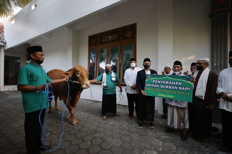 Walikota Madiun Maidi menyerahkan hewan kurban kepada Takmir Masjid Baitul Hakim Kota Madiun, Minggu (10/7/2022)