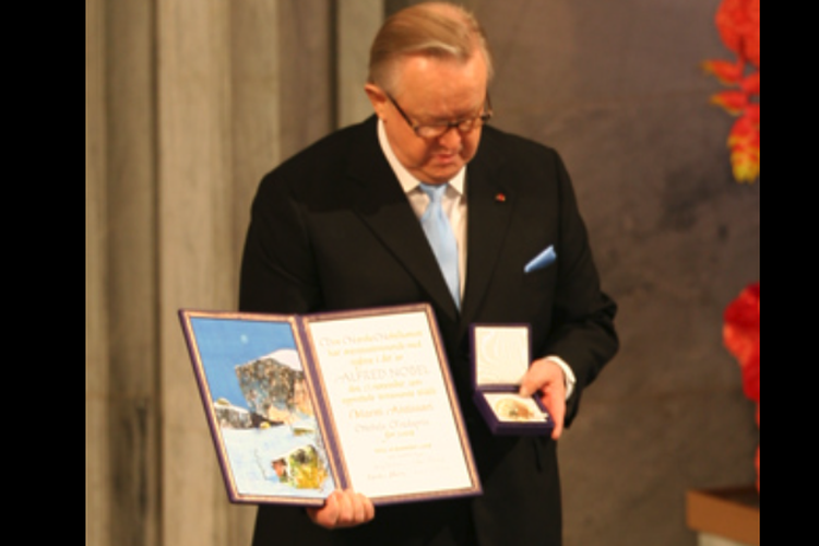 Potret Martti Ahtisaari memegang hadiah Nobel Perdamaian pada 2008