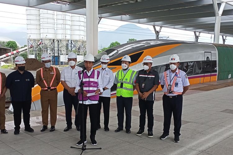Presiden Jokowi mengharapkan Pembangunan Kereta Cepat Jakarta Bandung (KCJB) rampung pada Juni 2023, Jokowi berharap KCJB bisa mengkoneksikan hubungan antar Negara ASEAN dan Wilayah di Indonesia
