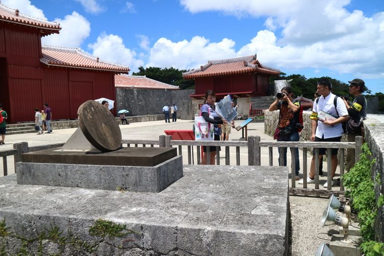 Jam matahari di obyek wisata Shurijo Castle Park, Okinawa, Jepang, Jumat (29/6/2018). Shurijo Castle Park merupakan salah satu peninggalan kerajaan Ryukyu yang kini jadi warisan budaya dunia UNESCO di Okinawa, Jepang.