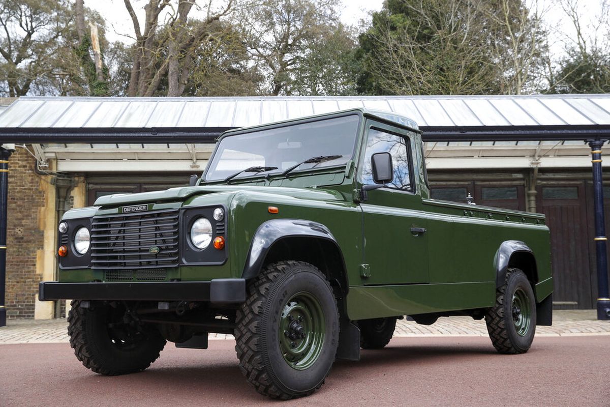 Kabin sasis Land Rover Defender TD5 130 yang dimodifikasi kendaraan dibuat di pabrik Land Rover di Solihull pada 2003 dan Pangeran Philip mengawasi modifikasi selama bertahun-tahun. 