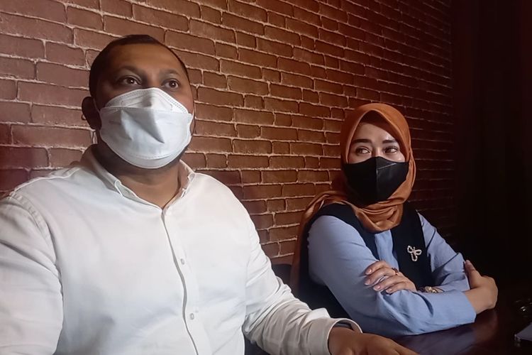 Selebgram Marissya Icha (kanan) didampingi kuasa hukumnya, Ahmad Ramzy (kiri), menjelaskan hasil klarifikasinya bersama Kementerian Sosial (Kemensos) tentang pembahasan donasi rumah untuk Gala Sky Andriansyah.