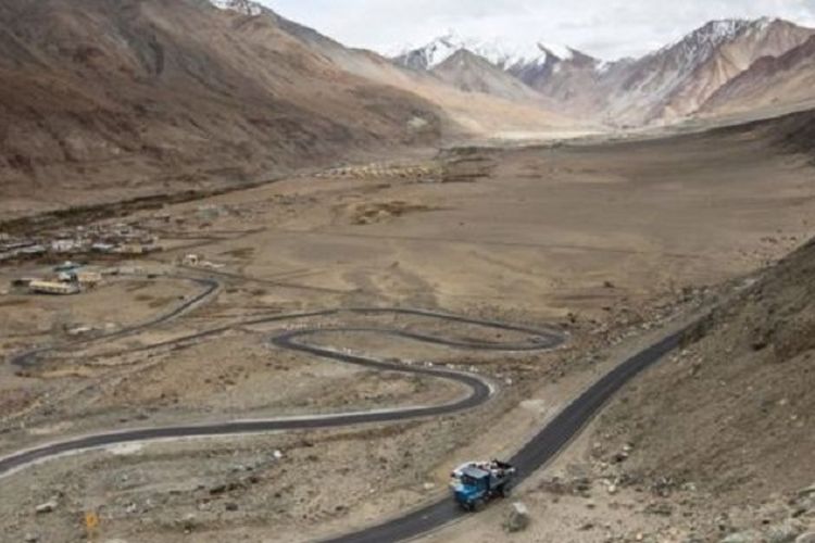 Ladakh adalah gurun dingin di dataran tinggi dengan temperatur mencapai -20 derajat pada musim dingin.