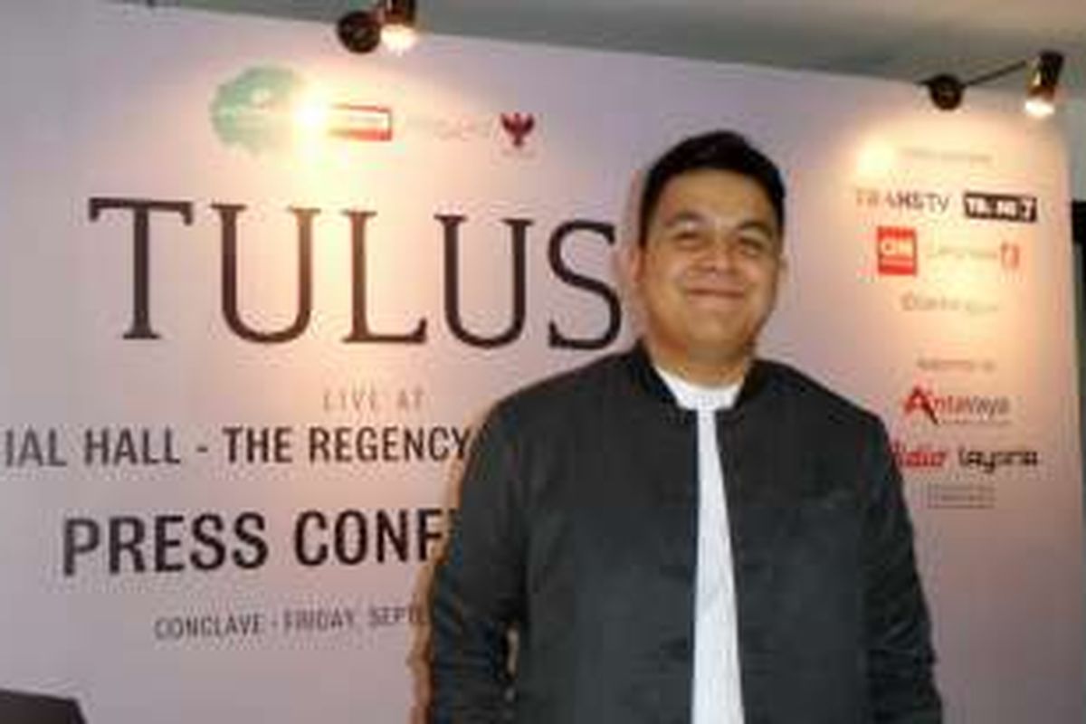 Vokalis Tulus saat diabadikan dalam jumpa pers Tulus Live at The Regency San Francisco di Menara Global, Gatot Subroto, Jakarta Selatan, Jumat (23/9/2016).